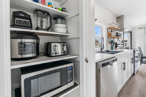 Full-size fridge, microwave, oven, stovetop