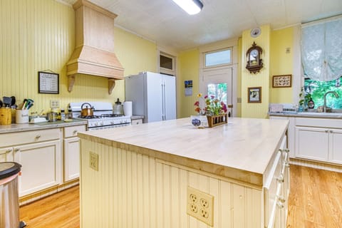 Kitchen | Cooking Basics & Spices | Coffee Maker | Butler's Pantry