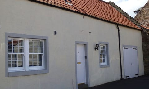 The traditional cottage is located centrally in Pittenweem