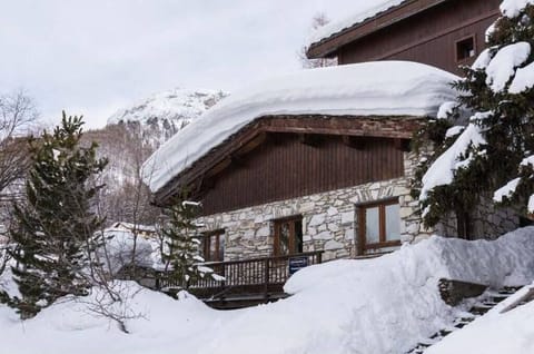 Vue extérieure du chalet en Hiver