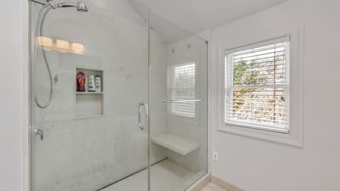 Combined shower/tub, towels