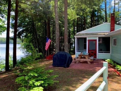 Lake life bliss at this waterfront cottage on the shore of Thompson ...