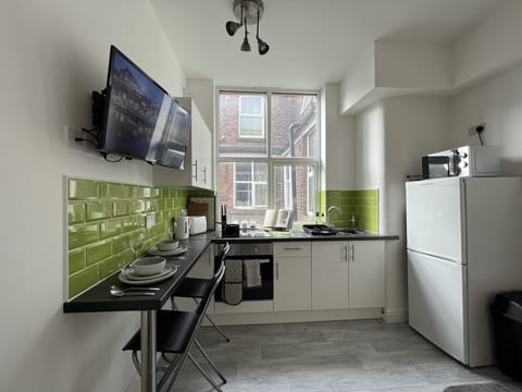Studio 4 - Fully equipped kitchen with Fan-assisted-Oven, electric hob, microwave, toaster and kettle and fridge freezer