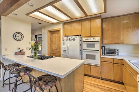 Kitchen | Equipped w/ Cooking Basics