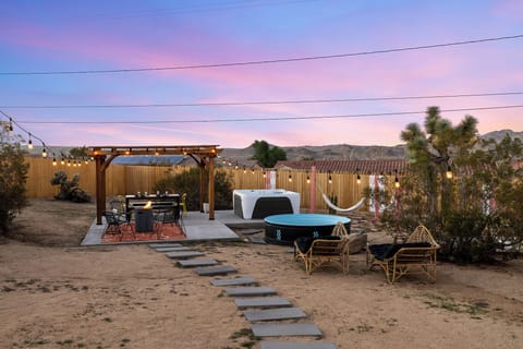 Relax, unwind and watch beautiful pink and purple sunsets in the backyard with amazing mountain views!