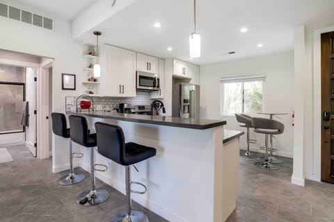Kitchen | Breakfast Bar | Dining Table