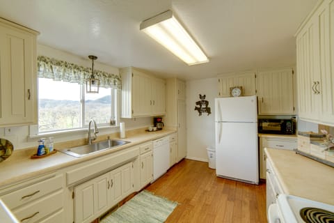 Kitchen | Cooking Basics | Coffee Maker | Paper Towels/Trash Bags Provided