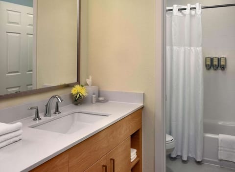 Combined shower/tub, hair dryer, towels