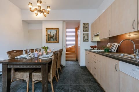 Spacious kitchen with diningtable