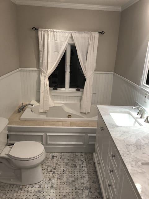 Combined shower/tub, jetted tub, towels