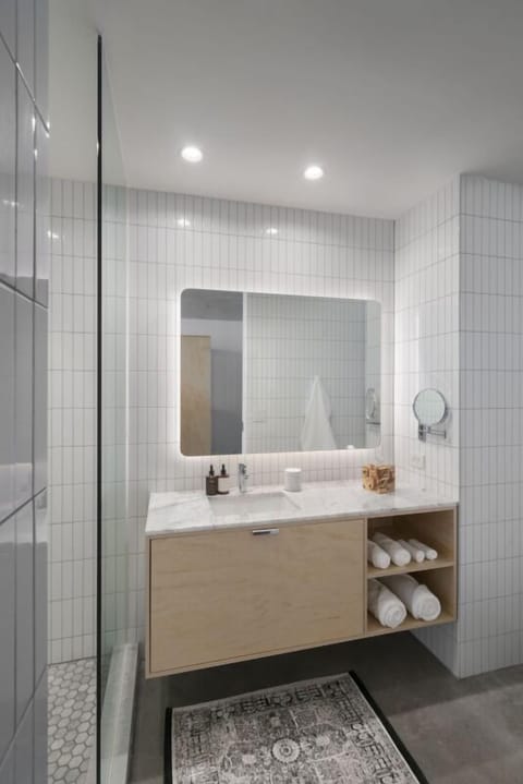 Combined shower/tub, hair dryer, towels