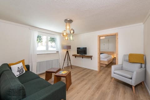 Living room with direct view into the garden (Souterrain)