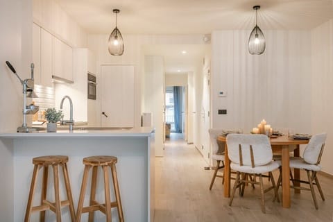 Kitchen with dining isle and dining table