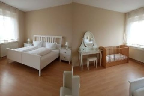 3 bedrooms, travel crib, internet, bed sheets