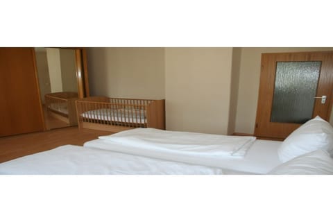 3 bedrooms, travel crib, internet, bed sheets