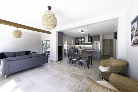 ad2f9a04-02a3-40cb-8cf7-5ff9cf78c061