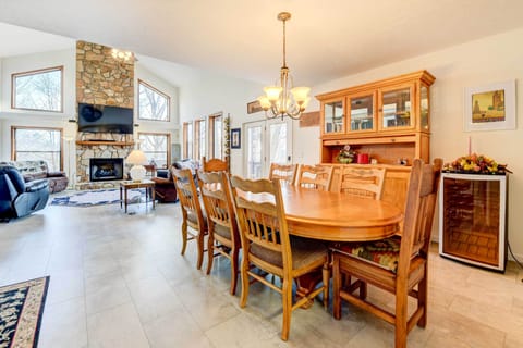 Dining Area | Dishware/Flatware Provided