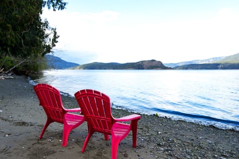 Beach nearby, sun loungers, beach towels