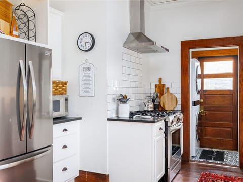 Serious cooks will enjoy this 5-burner gas stove!