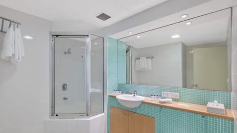 Combined shower/tub