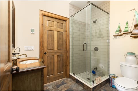 Combined shower/tub, towels, toilet paper