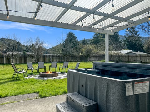 Wonderful covered hot tub for after those long hikes + fire pit to lounge around