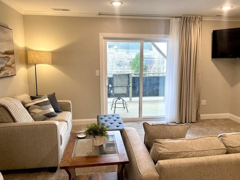 Lake life at its best with brand-new furniture and a pull-out queen sleeper. 