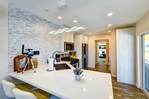 Kitchen | Coffee Maker | Coffee Provided | Dishware & Flatware