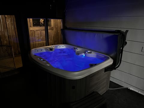 Indoor spa tub