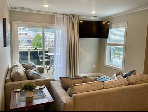 Lake life at its with brand-new furniture and a pull-out queen sleeper. 