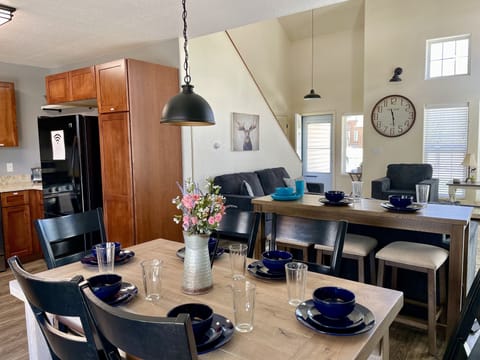 You can all sit down to a meal together at the dining table and console table.
