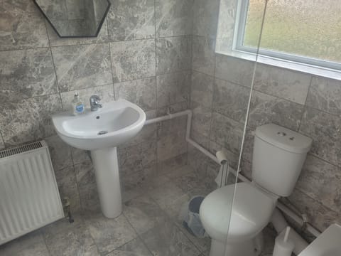 Combined shower/tub, towels