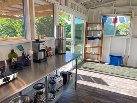 Fridge, oven, stovetop, coffee/tea maker