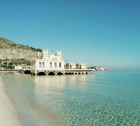 Beach nearby, sun loungers, beach towels