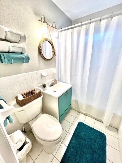 Combined shower/tub, towels