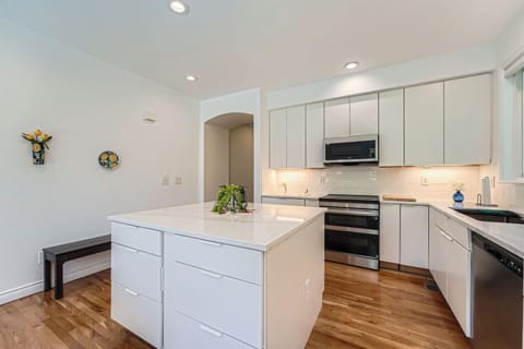 Fully remodeled kitchen w/ stainless steel appliances. Perfect for entertaining.
