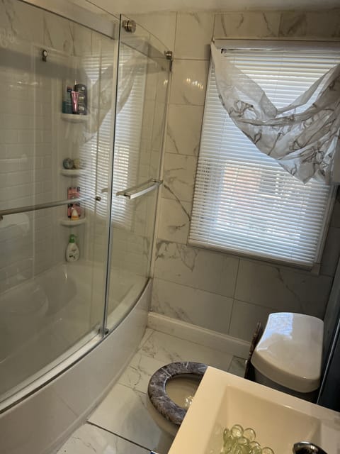 Shower, jetted tub, hair dryer, towels