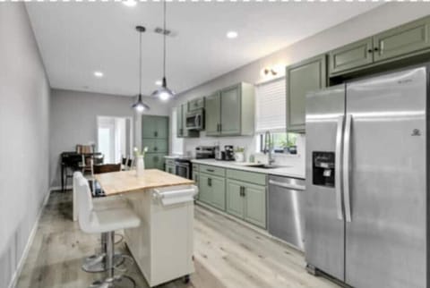 Private kitchen | Fridge, microwave, oven, stovetop