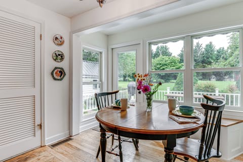 Casual Dining Area | Free WiFi