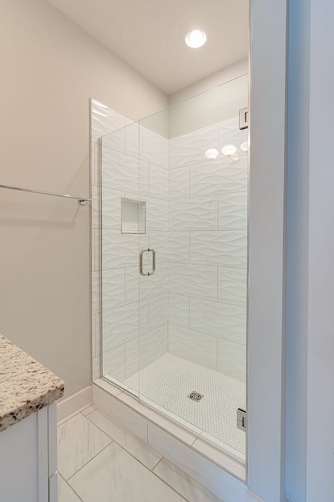 Combined shower/tub, hair dryer, towels