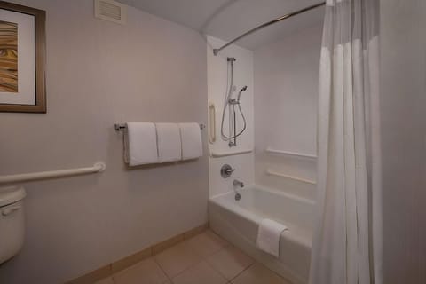 Combined shower/tub, hair dryer, towels