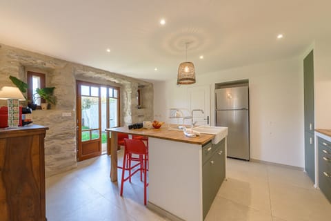 Fully equipped kitchen with central island / garden access