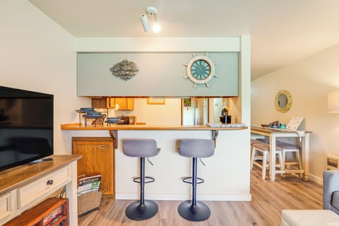 Dining Area | Dishes & Flatware Provided