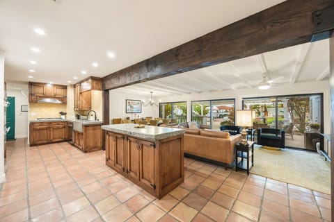 Kitchen with large island