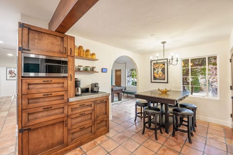 Kitchen coffee bar and breakfast nook, seats 6