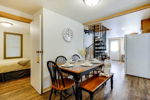 Dining Area | Dishes & Flatware Provided