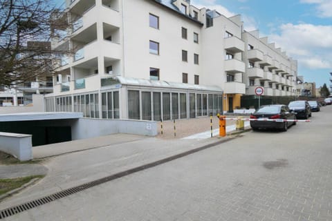 An exterior view of the property, highlighting its modern architecture and clean surroundings.
