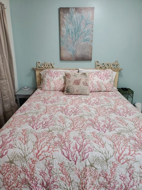 Queen bed with high end cotton percale sheets!