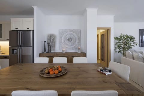 Helen Luxury Holiday House, Modern Dining Area