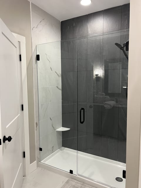 Combined shower/tub, hair dryer, towels